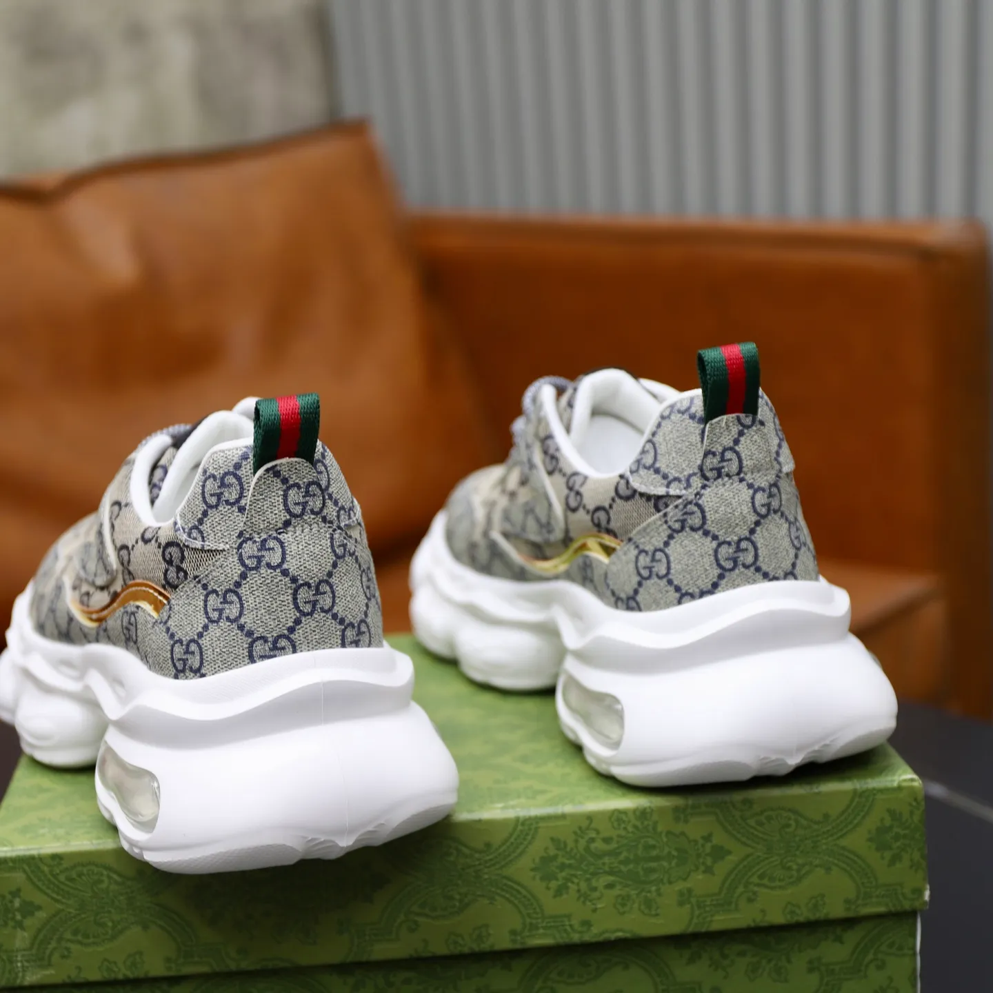 Ex-factory price: 462💰🙅‍♂️🙅‍♂️🙅‍♂️ Brand: Gucci GUCCi Standard code: 38-44 (45 customized) Grade: Same as the official website Material: Original cowhide material spliced with brand cloth Comfortable and breathable lining Lightweight and wear-resistant sports outsole Style category: Men's fashion casual shoes Running sports shoes Distinguished luxury brand elements Top luxury color: actual picture color